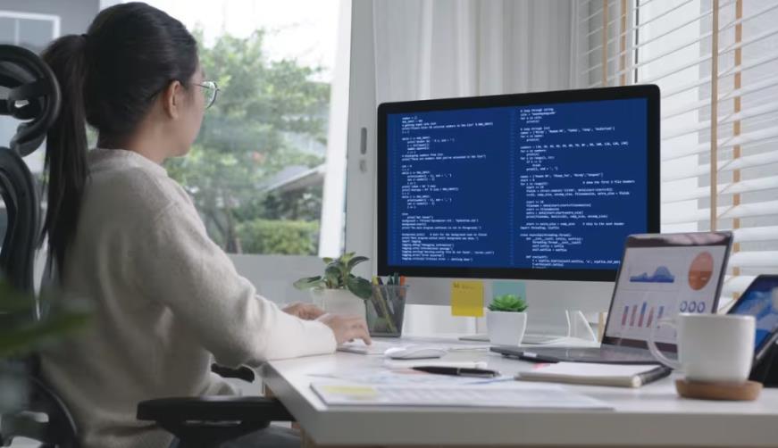 焦作软件开发公司实战建议：网站赋能，为何必须接入支持机器人？